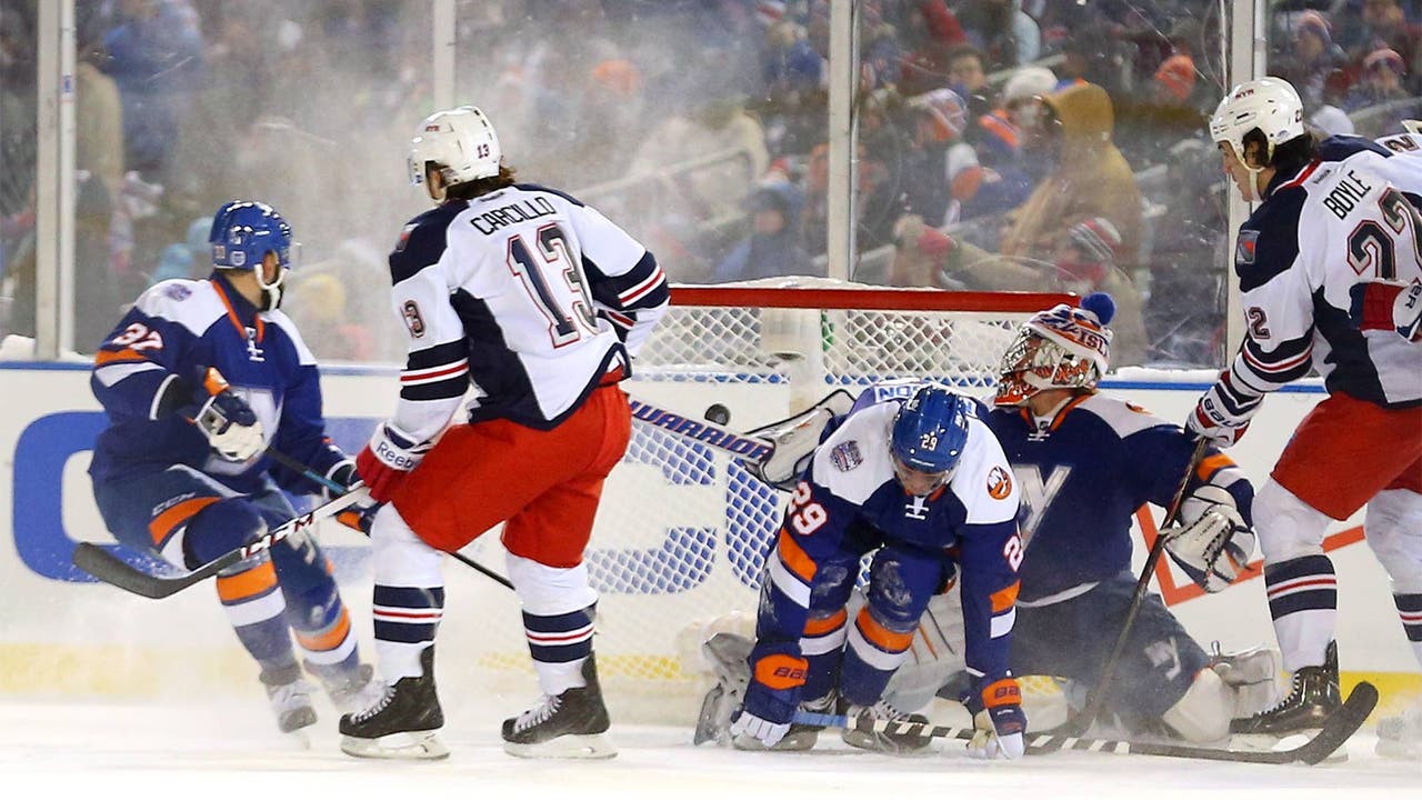 Carcillo's goal gives Rangers cold win over Isles at Yankee Stadium